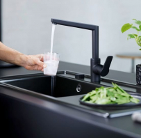 ORAS TWISTA virtuves jaucējkrāns melns matēts