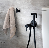 Bidetta ar magnētisko vārstu, iebūvējama sienā ar iebūves daļu, melna matēta